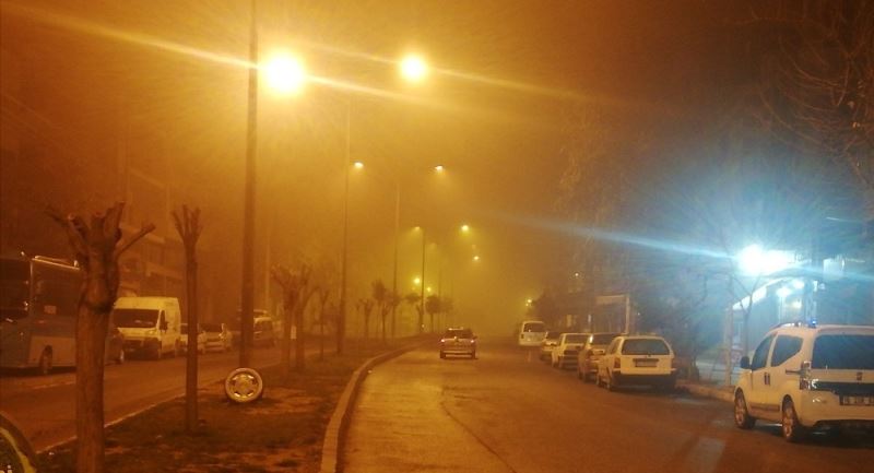 Şanlıurfa’da boş sokaklar sisle kaplandı
