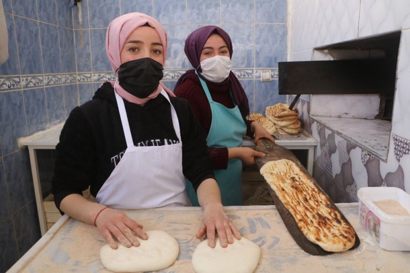 Çalıştıracak personel bulamadı, kızları mesai arkadaşı oldu
