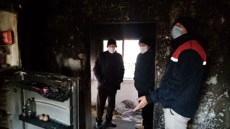 Sobayı benzinle tutuşturmak isteyince ev yandı: 6 yaralı
