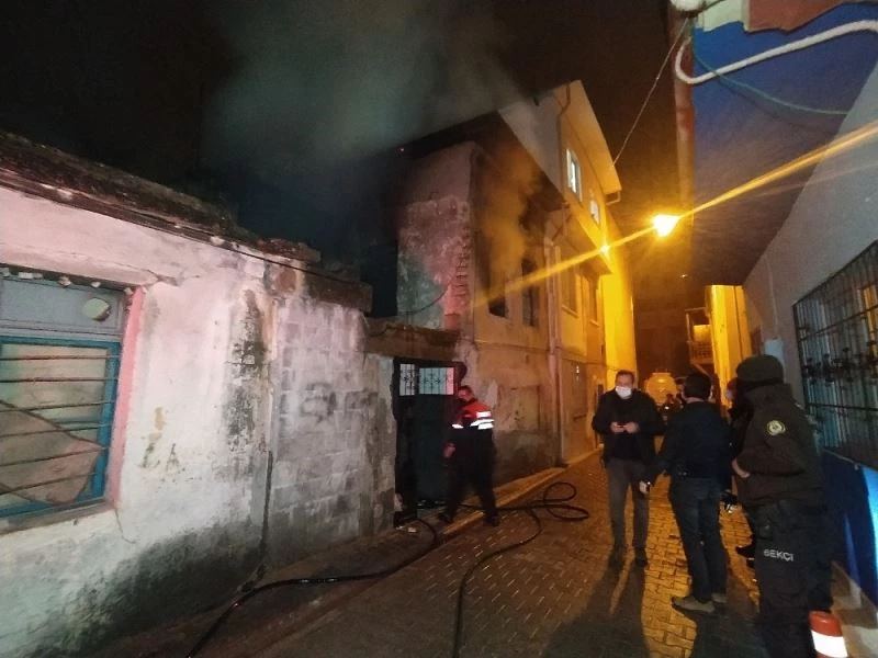 Metruk binada çıkan yangında içeride yanmış ceset bulundu
