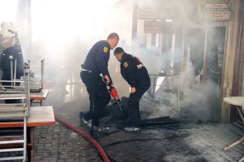Tarihi Arastadaki köfteci işyerinde yangın
