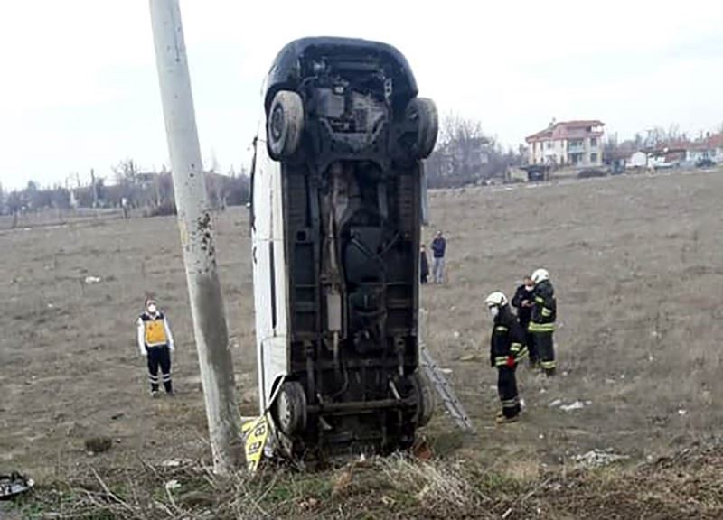 Yoldan çıkan kamyonet şaha kalktı: 1 yaralı
