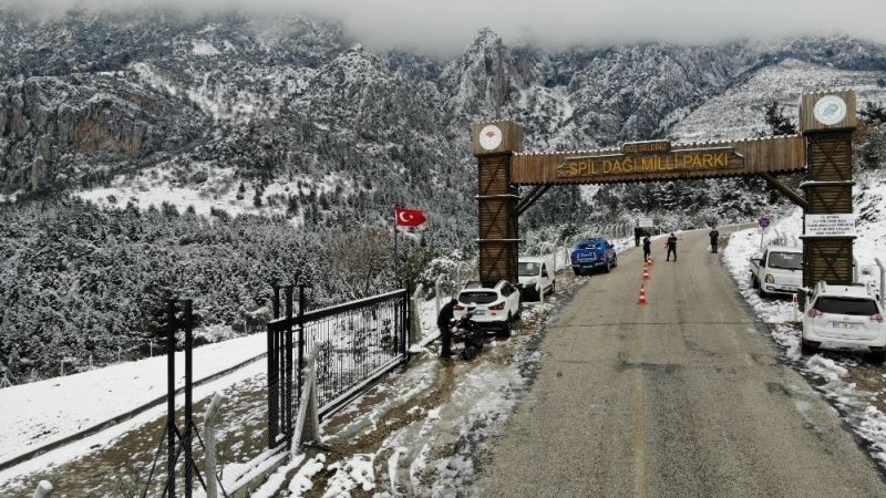 Kısıtlamada kar için Spil’e çıkmak isteyenler jandarmaya takıldı
