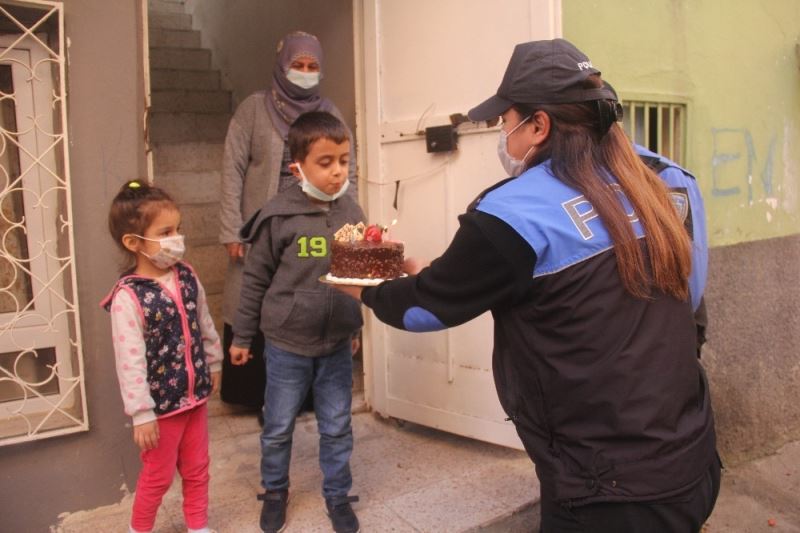 Cezaevindeki babası mektup yazdı, polisler doğum günü sürprizi yaptı
