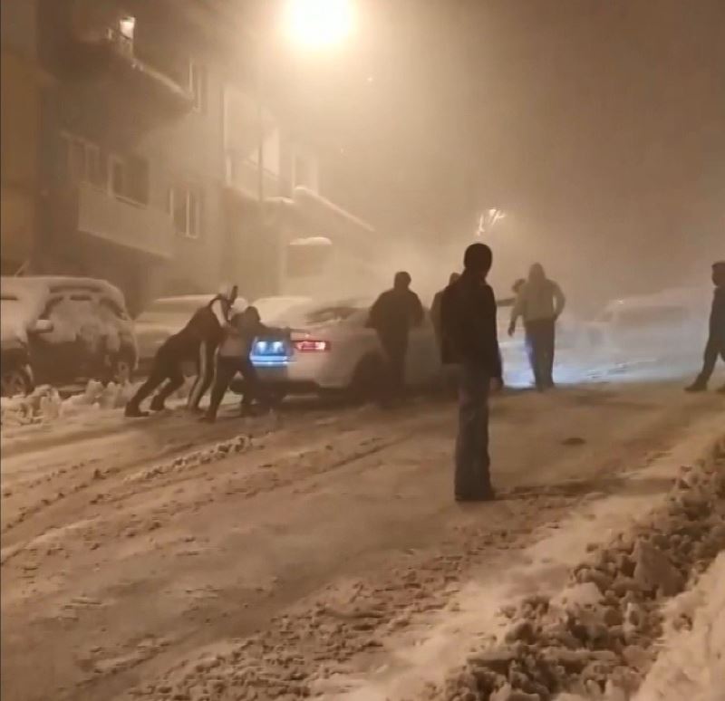 Bursa’da kar kazaları kamerada...Sürücüler zor anlar yaşadı
