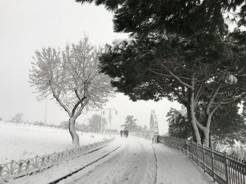 İstanbul’da kar etkisini artırdı, Çamlıca Tepesi’nde kar kalınlığı 20 santime ulaştı
