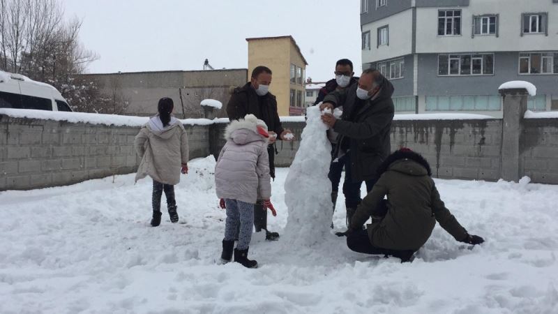 Çocuklar zabıtalarla birlikte kardan adam yaptılar
