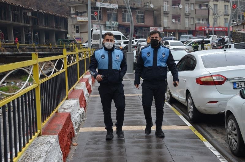 Zabıtalar dışarıda namaz kılanlar ıslanmasın diye şemsiye tuttu
