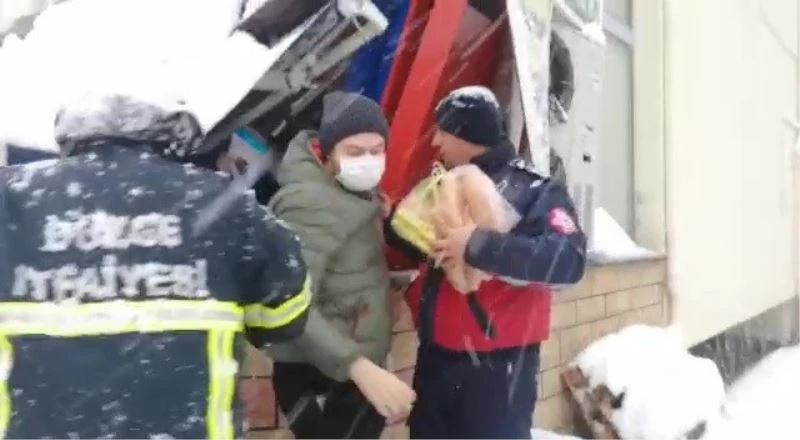 Marketin sundurması çöktü alışverişe gelenler mahsur kaldı
