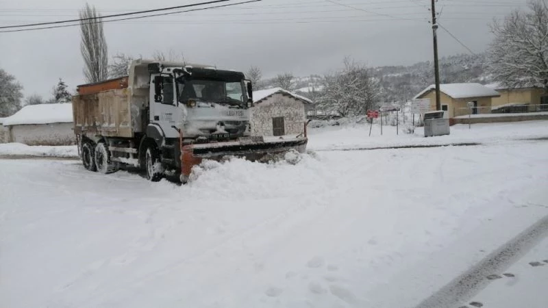 Dursunbey’de yolların kapanmaması için ekiplerin mesaisi sürüyor
