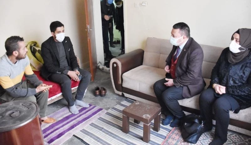 Tek gözlü evde yalnız yaşayan gence Başkan Beyoğlu destek oldu
