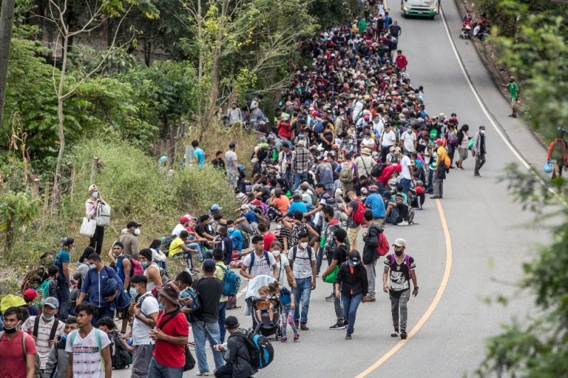 ABD’ye gitmek için yola çıkan Honduraslı göçmenler Meksika’ya doğru ilerliyor
