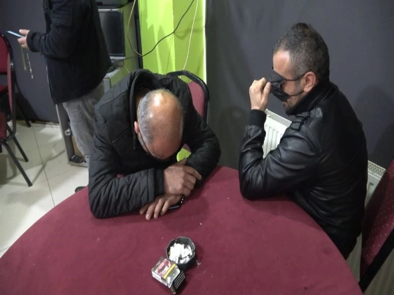 (Özel) Kumar baskınında yakalandılar, tanınmamak için maskeyle gözlerini kapattılar
