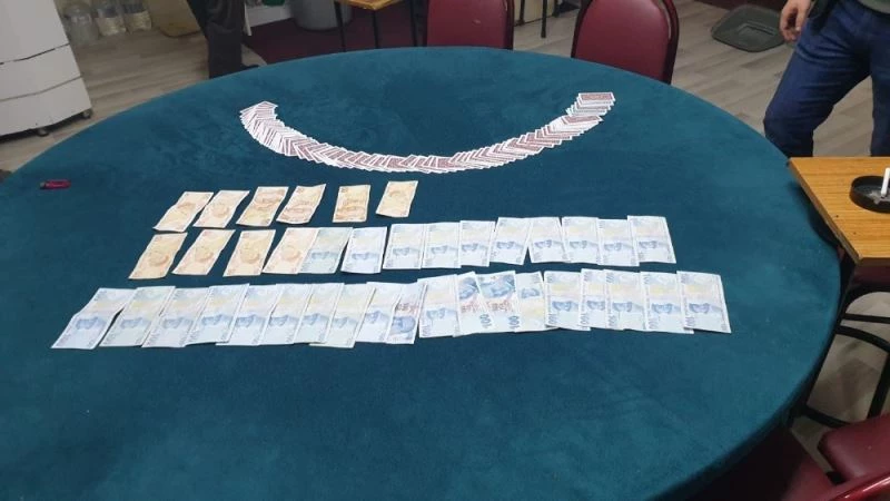 Yasağa rağmen kumar oynayan 12 şahsa ceza yağdı
