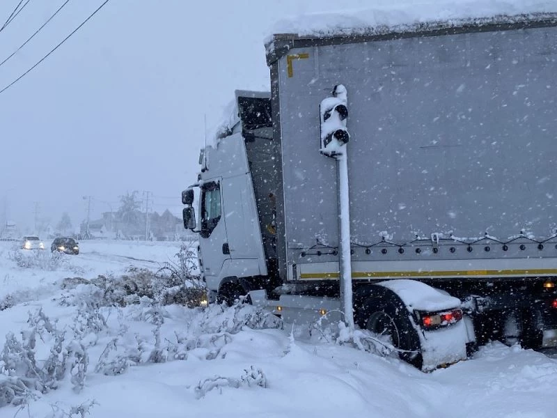 Düzce’de D-100 Karayolunda tır makasladı
