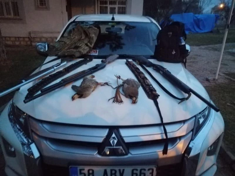 Kaçak avcılar hem tüfeklerinden oldu hem ceza yedi
