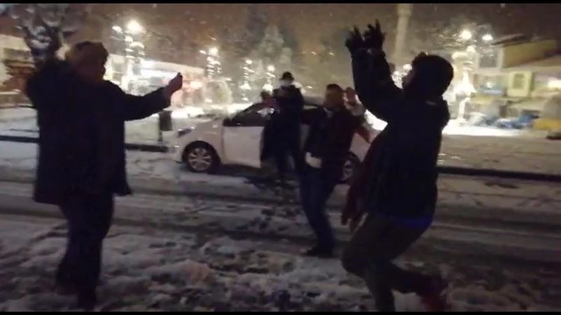 Kar yağışını oyun havaları ile kutladılar
