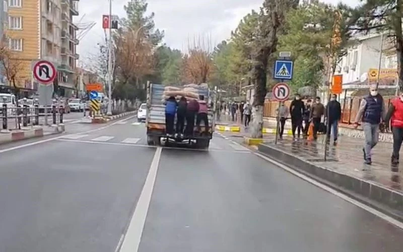 Seyir halindeki araca asılıp ölüme davetiye çıkardılar
