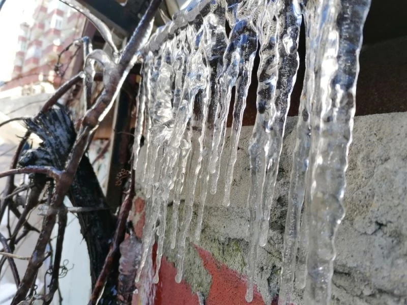 Kocaeli’de yollar ve arabalar buz tuttu
