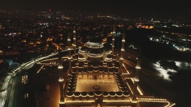 Beyaz örtüye bürünen Çamlıca Camii hayran bıraktı
