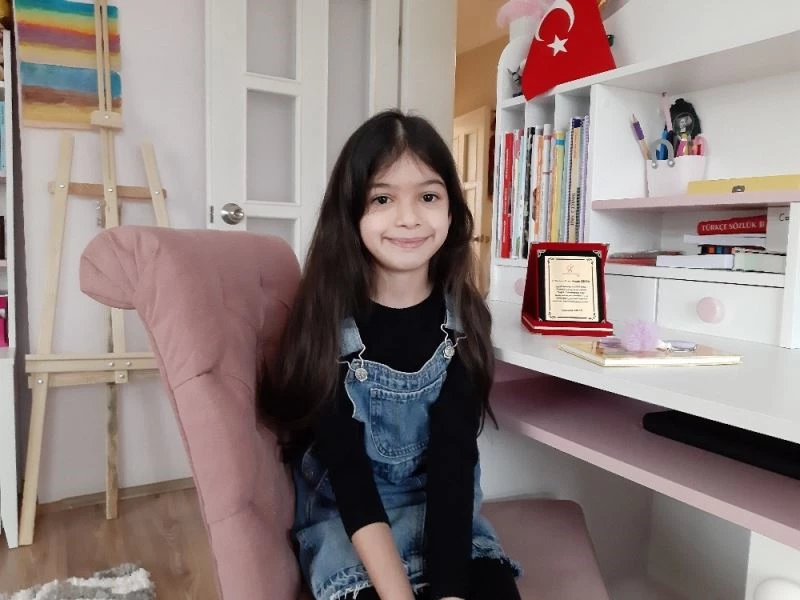 8 yaşındaki Erva’nın sağlık çalışanı olan annesine yazdığı mektup birincilik getirdi

