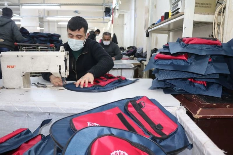 Okullar açılmayınca çantalar elde kaldı
