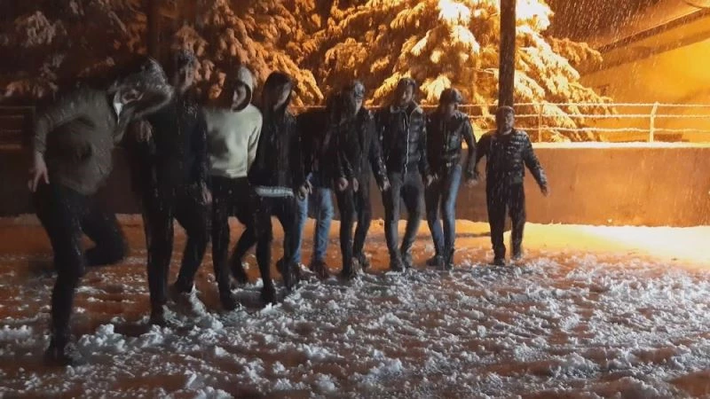 Kar yağışını halay çekerek kutladılar
