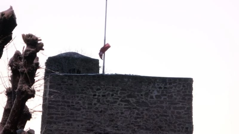 Sinop’ta yırtılan bayraklara belediyeden jet müdahale
