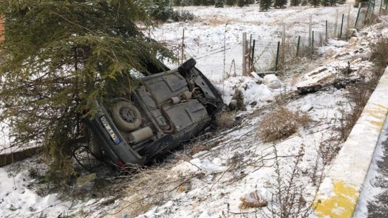 Hamile kadın ters dönmüş araçta sıkıştı
