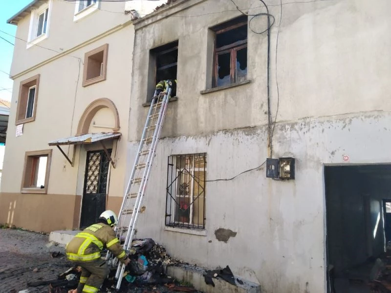 Sigara izmaritinden çıkan yangında ev küle döndü
