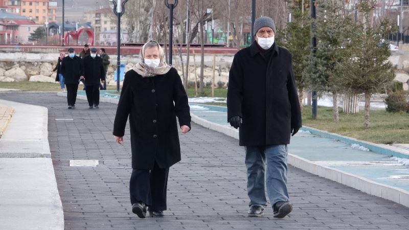 Batı’da kar çilesi, Van’da yalancı bahar sefası
