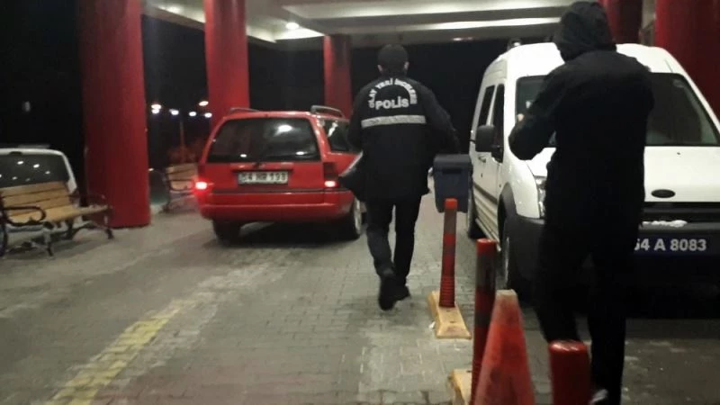 Sakarya’da ilginç kaza: Savrulan traktördeki av tüfeği patladı, sürücü yaralandı
