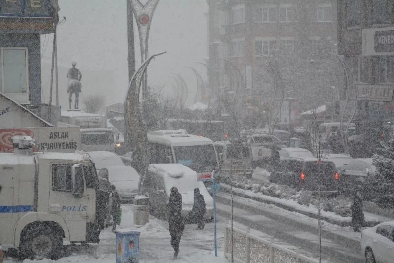 Hakkari’de 294 yerleşim yerinin yolu ulaşıma kapandı
