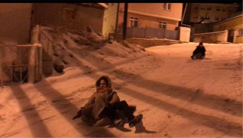 Bayburtlu çocukların poşetle kızak keyfi
