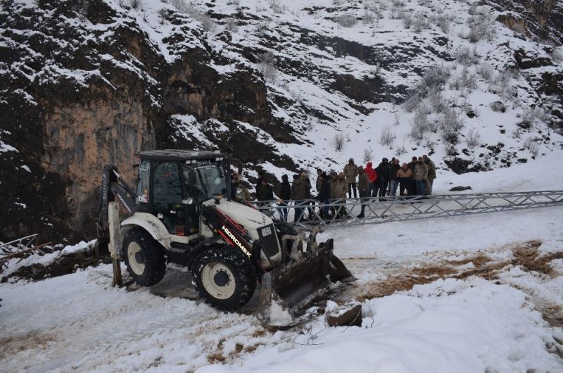 Kar nedeni ile kopan elektrik hatlarının onarılmasına köylüler de yardım etti
