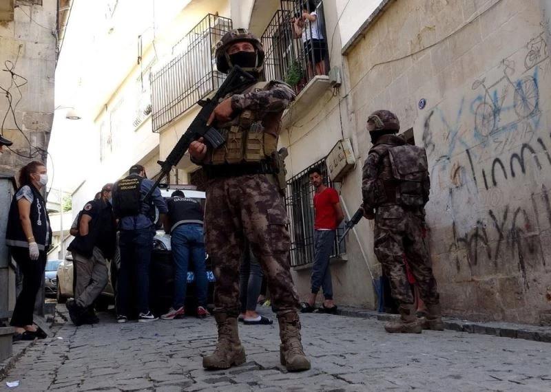 52 yılla aranan çocuk katili saklandığı evde yakalandı
