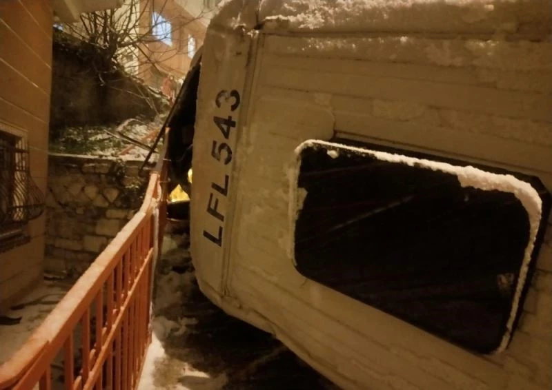 (Özel) İstanbul’da servis minibüsünün takla atıp devrildiği an kamerada
