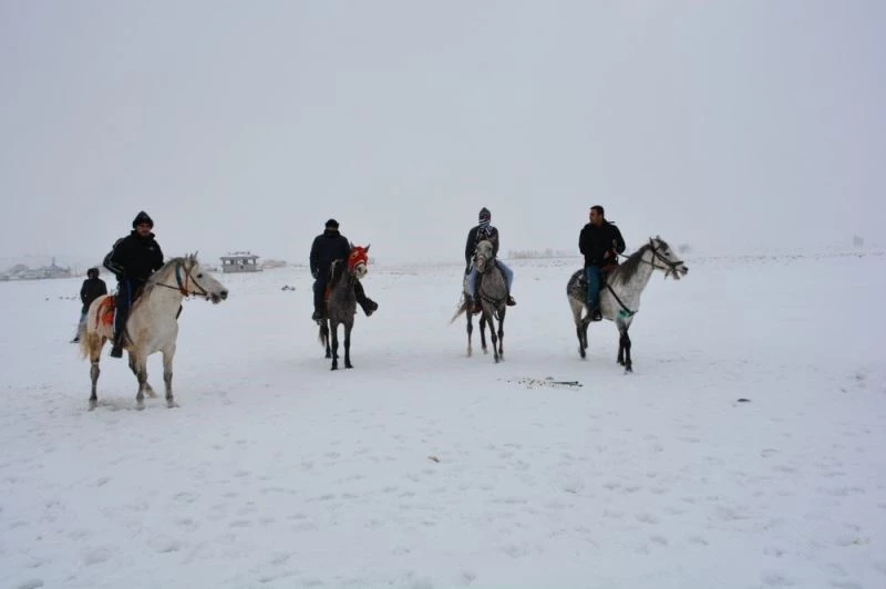 Karın tadını cirit oynayarak çıkarttılar
