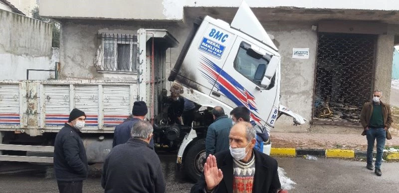 Donan yakıt deposunu ısıtmak isterken kamyonu küle dönüyordu
