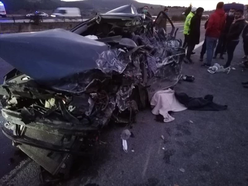 Pozantı-Ankara otoyolunun Tarsus mevkisinde kamyon ve otomobilin çarpışması sonucu ilk belirlemelere göre 5 kişi hayatını kaybetti, 1 kişi yaralandı.