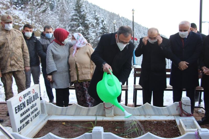 Bakan Kasapoğlu’ndan Eren Bülbül’ün mezarına ziyaret
