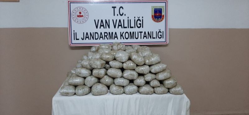 Jandarma, katır sırtındaki çuvallarda 122 kilo esrar ele geçirildi
