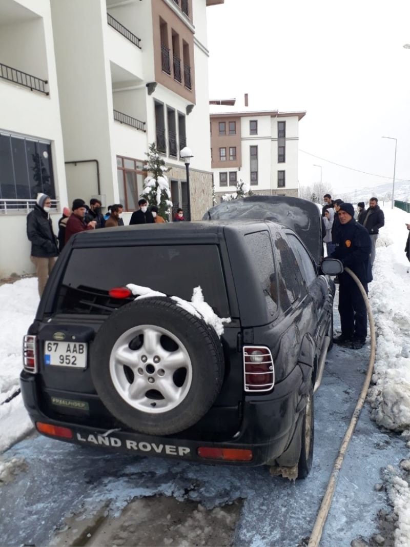 Aracı gözleri önünde yanınca şoka girdi
