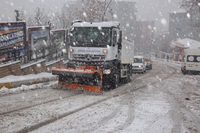 Şırnak’ta kar esareti: Hakkari ve Siirt’e ulaşımlar kesildi, 23 köy yolu ulaşıma kapandı
