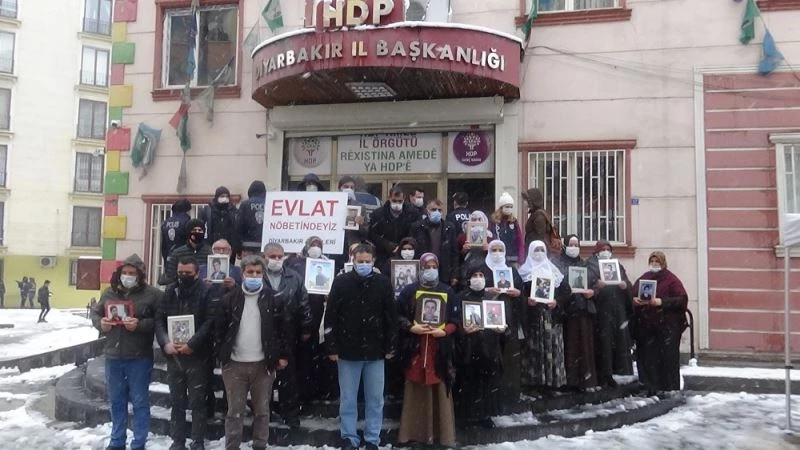 HDP önündeki aileler evlat nöbetini kar yağışı altında sürdürdü
