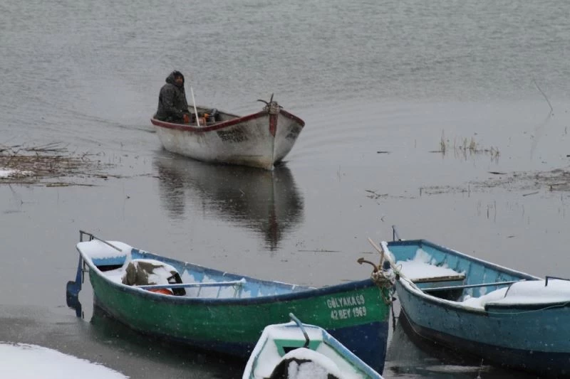 Karda, kışta fırtınada balık avı
