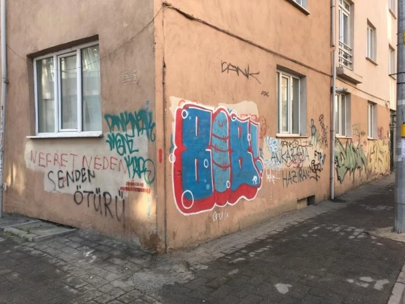 Eskişehir’de binaların duvarları karalama defterine döndü

