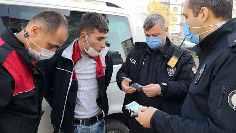 Kısıtlamayı ihlal edip sahte para ve eroinle yakalandı “Bakkaldan aldım” dedi
