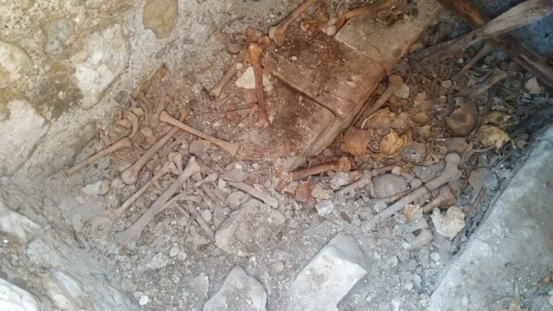 Tarlasını sürerken Roma dönemine ait toplu mezar buldu
