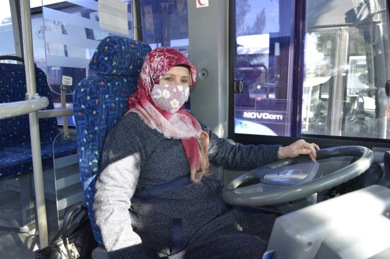 Burdur’da ilk kadın halk otobüsü şoförü Aysel Gürdal direksiyon başında
